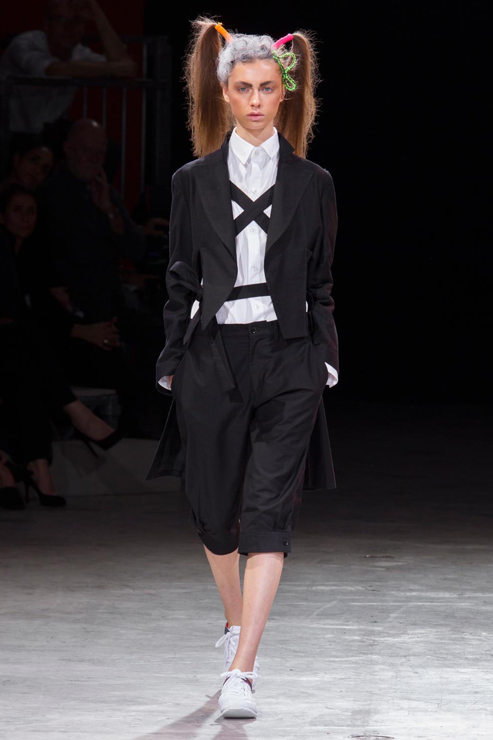 LOOK 32