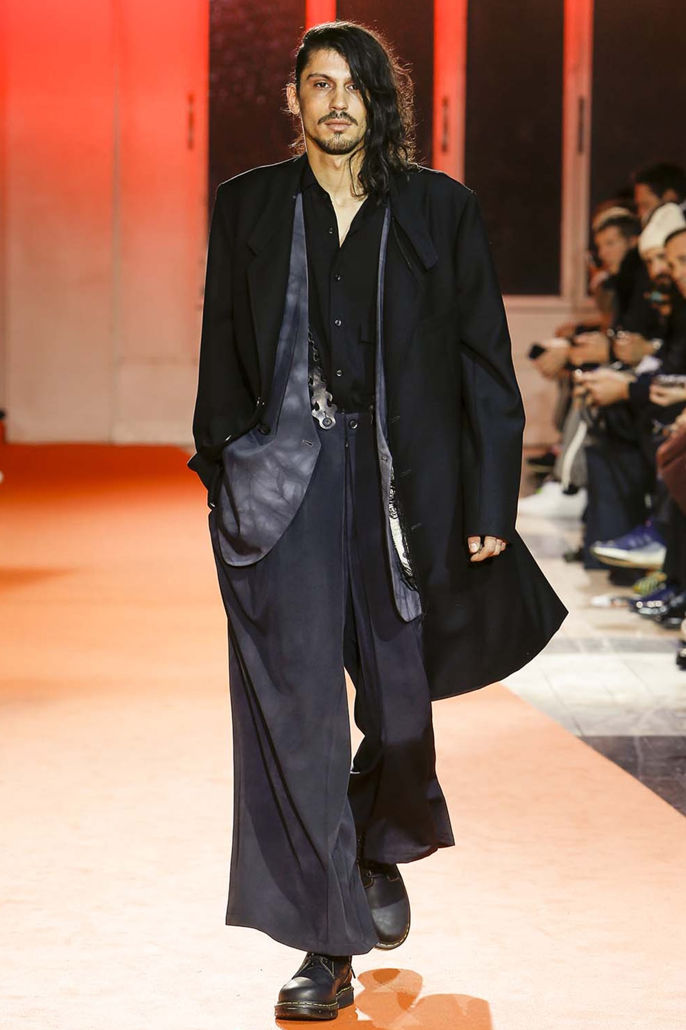 AUTUMN / WINTER 2018-19 | Yohji Yamamoto (ヨウジヤマモト) Official