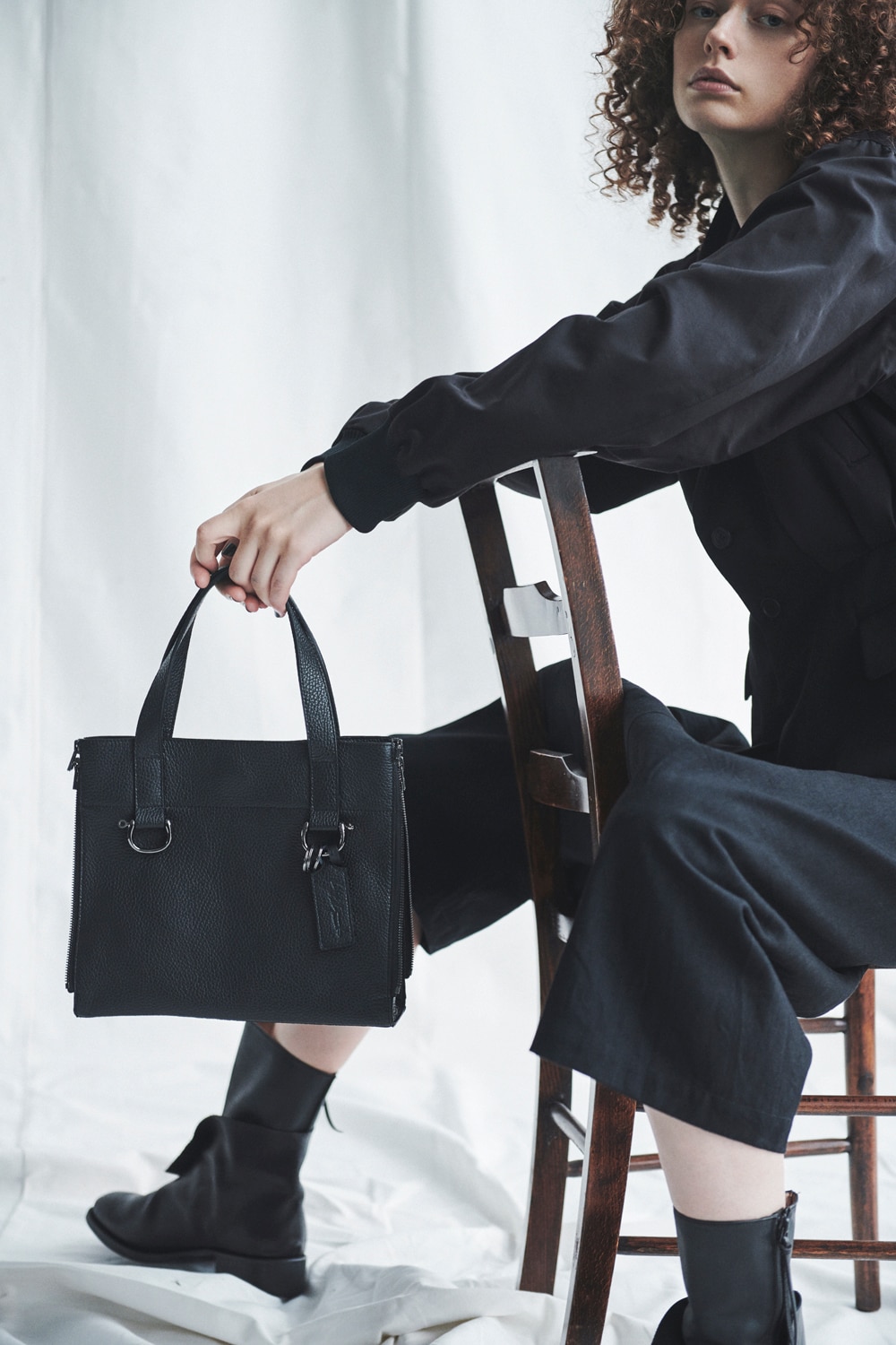 LOOK SIDE-ZIP TOTE