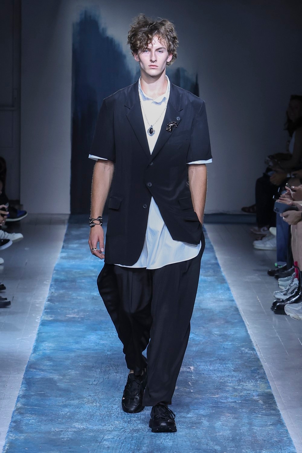 LOOK 03